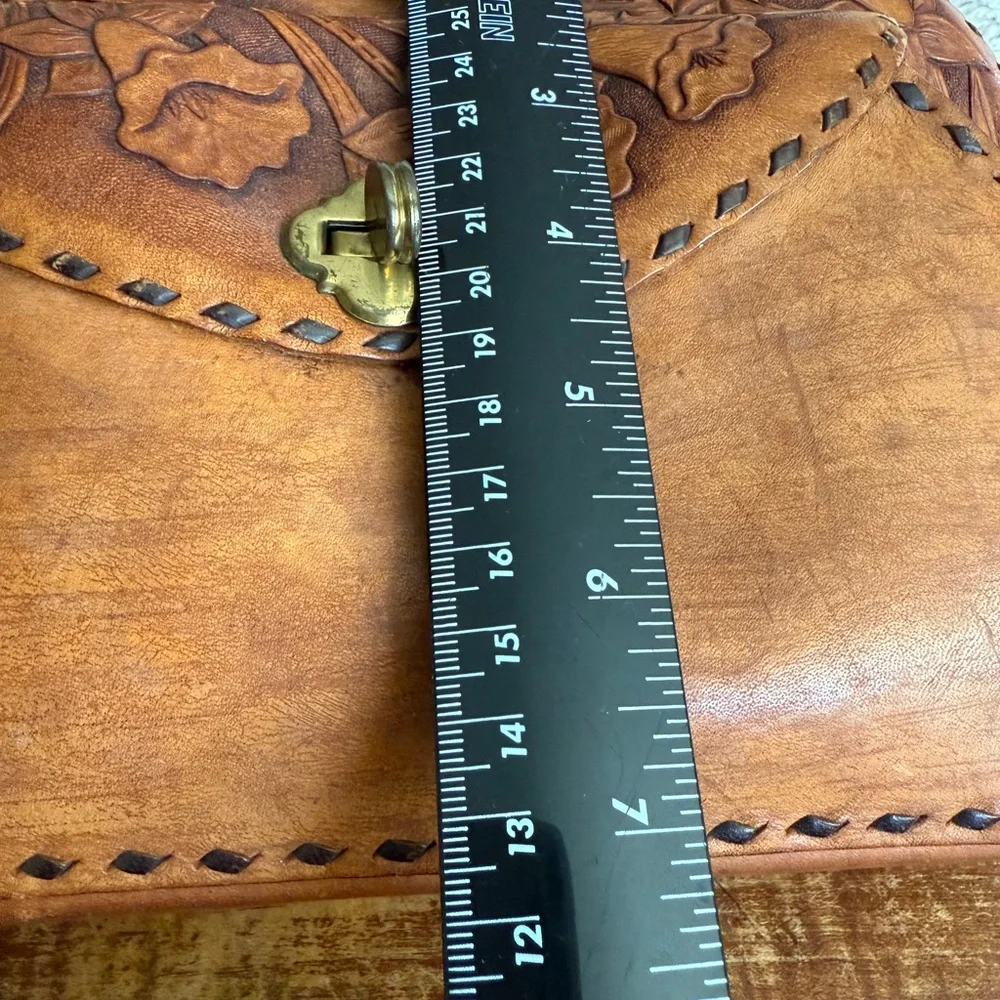 Vintage Tan Satchel / Hand bag with Floral Tooling and Gold-Toned Closure - Picture 11 of 11